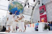 Aktion auf der Bühne beim Abschlussgottesdienst