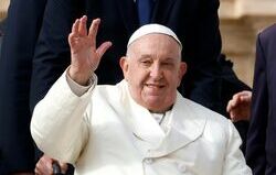 Papst Franziskus winkt Gläubigen zu