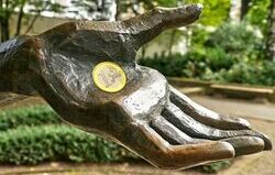 Euromünze in ausgestreckter Hand