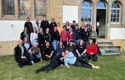 Gruppenfoto der Landesjugendkonferenz vor der Jugendkirche