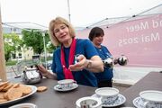 Kirchenpräsidentin schenkt beim Kirchentag Ostfriesentee aus
