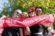 Junge Kirchentagsbesucher:innen mit dem Motto: Mutig, stark, beherzt