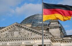 Deutsche Flagge vor dem Bundestagsgebäude in Berlin