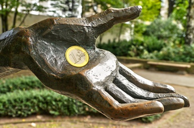 Euromünze in ausgestreckter Hand